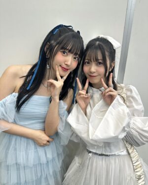 Yuna Hoshino Instagram - #ももいろ歌合戦 の時の
大好きな愛理お姉ちゃんとの写真〜！！！！🩷🩷🩷🩷
衣装もふわふわで髪の毛も似てるね〜って言って撮った写真☺️

 #鹿森姉妹永久不滅です！🔥