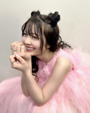 Yuna Hoshino Instagram - うあああ！だいぶお待たせしましたぁ！🥺💦
超十代のオフショです〜！🩷

とても可愛いメイクと、とても可愛いフワフワな衣装を身に纏わせてもらって、ステージに立たせていただきました…！

そして4/12でアーティストデビューして1年が経ちました。

自分がアーティストになるなんて思ってもいなかったし
アーティストとしてステージに立つなんて思ってもいなかったなぁ〜……。

元々歌うのが好きで、カラオケとかはよくいってたし
カラオケ配信とかもしていたけど
ステージで歌うのはやっぱり違うよねぇ……！！
ほんっとうに緊張する……！！
なんか一生慣れない気がする！！！！笑

いつもいつも言ってるけど
会場の皆さんが優しいからなんとか、ほんとなんとか。
歌い切れるんだぁ。
本当にありがとう……( ; ; )
今回もペンライトと声援たっくさん届いて嬉しかったの。
力になってたよ〜！ありがと！！

まだまだアーティストとしては未熟者ですが、
これからもいいお知らせが出来るように頑張ります！！✨