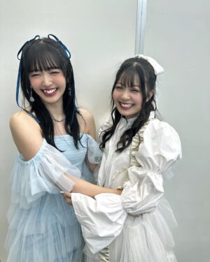 Yuna Hoshino Instagram - #ももいろ歌合戦 の時の
大好きな愛理お姉ちゃんとの写真〜！！！！🩷🩷🩷🩷
衣装もふわふわで髪の毛も似てるね〜って言って撮った写真☺️

 #鹿森姉妹永久不滅です！🔥