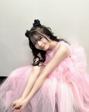 Yuna Hoshino Instagram - うあああ！だいぶお待たせしましたぁ！🥺💦
超十代のオフショです〜！🩷

とても可愛いメイクと、とても可愛いフワフワな衣装を身に纏わせてもらって、ステージに立たせていただきました…！

そして4/12でアーティストデビューして1年が経ちました。

自分がアーティストになるなんて思ってもいなかったし
アーティストとしてステージに立つなんて思ってもいなかったなぁ〜……。

元々歌うのが好きで、カラオケとかはよくいってたし
カラオケ配信とかもしていたけど
ステージで歌うのはやっぱり違うよねぇ……！！
ほんっとうに緊張する……！！
なんか一生慣れない気がする！！！！笑

いつもいつも言ってるけど
会場の皆さんが優しいからなんとか、ほんとなんとか。
歌い切れるんだぁ。
本当にありがとう……( ; ; )
今回もペンライトと声援たっくさん届いて嬉しかったの。
力になってたよ〜！ありがと！！

まだまだアーティストとしては未熟者ですが、
これからもいいお知らせが出来るように頑張ります！！✨