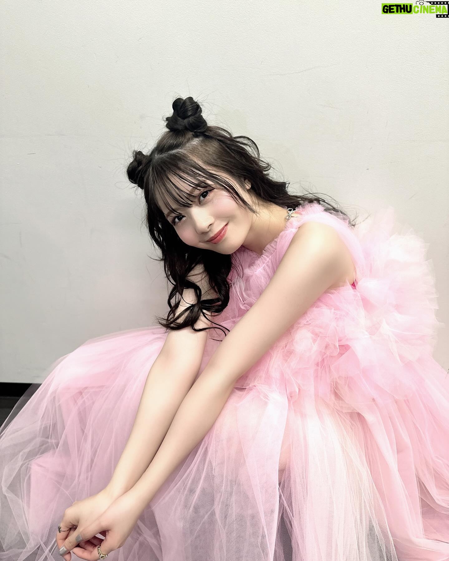 Yuna Hoshino - 3 Likes - うあああ!だいぶお待たせしましたぁ!🥺💦
超十代のオフショです〜!🩷
とても可愛いメイクと、とても可愛いフワフワな衣装を身に纏わせてもらって、ステージに立たせていただきました…!
そして4/12でアーティストデビューして1年が経ちました。
自分がアーティストになるなんて思ってもいなかったし
アーティストとしてステージに立つなんて思ってもいなかったなぁ〜……。
元々歌うのが好きで、カラオケとかはよくいってたし
カラオケ配信とかもしていたけど
ステージで歌うのはやっぱり違うよねぇ……!!
ほんっとうに緊張する……!!
なんか一生慣れない気がする!!!!笑
いつもいつも言ってるけど
会場の皆さんが優しいからなんとか、ほんとなんとか。
歌い切れるんだぁ。
本当にありがとう……( ; ; )
今回もペンライトと声援たっくさん届いて嬉しかったの。
力になってたよ〜!ありがと!!
まだまだアーティストとしては未熟者ですが、
これからもいいお知らせが出来るように頑張ります!!✨