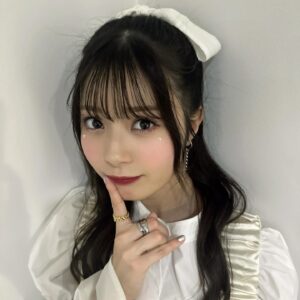 Yuna Hoshino Instagram - たいっへん遅くなりましたが、
「ももいろ歌合戦2023→2024」ありがとうございました！

白組という事で全身真っ白な可愛い衣装🕊‎🤍
ヘアメイクも可愛くしていただきましたっ！
うれちぃ‪⸝⸝> ̫ <⸝⸝

本当にこれまでにないくらい緊張して、
足も手もガクガクに震えて上手に歌えなかったけど、
すごくいい経験をさせてもらえたなと感謝しかないです！

アーティスト活動がスタートしてから
まだ1年も経っていない未熟者が
こんなに素敵なステージに立てれたのは、
皆さんの応援のおかげです！
本当にありがとうございます！

またもし立てるような機会があれば
別人と思って貰えるように、成長して帰って来れるように。
日々トレーニング頑張ります！

配信でも会場でも応援してくださった方、
とても心の支えになっていました！
ありがとうございました！！(.. )"