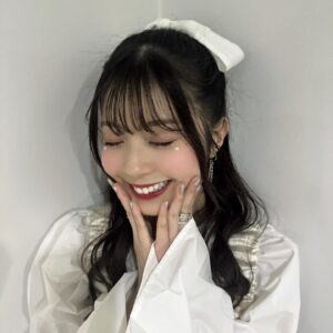 Yuna Hoshino Instagram - たいっへん遅くなりましたが、
「ももいろ歌合戦2023→2024」ありがとうございました！

白組という事で全身真っ白な可愛い衣装🕊‎🤍
ヘアメイクも可愛くしていただきましたっ！
うれちぃ‪⸝⸝> ̫ <⸝⸝

本当にこれまでにないくらい緊張して、
足も手もガクガクに震えて上手に歌えなかったけど、
すごくいい経験をさせてもらえたなと感謝しかないです！

アーティスト活動がスタートしてから
まだ1年も経っていない未熟者が
こんなに素敵なステージに立てれたのは、
皆さんの応援のおかげです！
本当にありがとうございます！

またもし立てるような機会があれば
別人と思って貰えるように、成長して帰って来れるように。
日々トレーニング頑張ります！

配信でも会場でも応援してくださった方、
とても心の支えになっていました！
ありがとうございました！！(.. )"