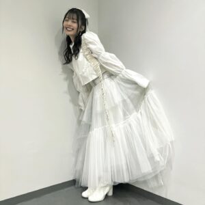 Yuna Hoshino Instagram - たいっへん遅くなりましたが、
「ももいろ歌合戦2023→2024」ありがとうございました！

白組という事で全身真っ白な可愛い衣装🕊‎🤍
ヘアメイクも可愛くしていただきましたっ！
うれちぃ‪⸝⸝> ̫ <⸝⸝

本当にこれまでにないくらい緊張して、
足も手もガクガクに震えて上手に歌えなかったけど、
すごくいい経験をさせてもらえたなと感謝しかないです！

アーティスト活動がスタートしてから
まだ1年も経っていない未熟者が
こんなに素敵なステージに立てれたのは、
皆さんの応援のおかげです！
本当にありがとうございます！

またもし立てるような機会があれば
別人と思って貰えるように、成長して帰って来れるように。
日々トレーニング頑張ります！

配信でも会場でも応援してくださった方、
とても心の支えになっていました！
ありがとうございました！！(.. )"