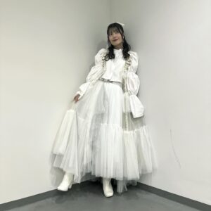 Yuna Hoshino Instagram - たいっへん遅くなりましたが、
「ももいろ歌合戦2023→2024」ありがとうございました！

白組という事で全身真っ白な可愛い衣装🕊‎🤍
ヘアメイクも可愛くしていただきましたっ！
うれちぃ‪⸝⸝> ̫ <⸝⸝

本当にこれまでにないくらい緊張して、
足も手もガクガクに震えて上手に歌えなかったけど、
すごくいい経験をさせてもらえたなと感謝しかないです！

アーティスト活動がスタートしてから
まだ1年も経っていない未熟者が
こんなに素敵なステージに立てれたのは、
皆さんの応援のおかげです！
本当にありがとうございます！

またもし立てるような機会があれば
別人と思って貰えるように、成長して帰って来れるように。
日々トレーニング頑張ります！

配信でも会場でも応援してくださった方、
とても心の支えになっていました！
ありがとうございました！！(.. )"