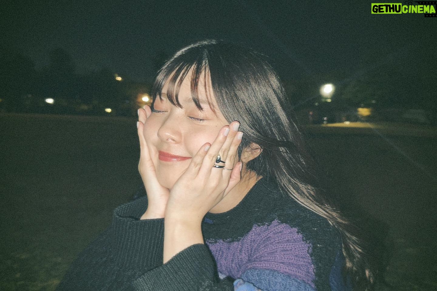 Yuna Hoshino Instagram - 大変遅くなりました。🙇🏻♀️՞ もう何日前だよって感じなんですが…笑 遅くなってごめんねえ😭🙏 私、19歳になりました! わあ〜〜ラストティーンだってえ! ええ!来年20になっちゃうよお!?!? 早すぎるしヤバい😱😱😱 もうみんなにお祝いしてもらうのは何回目になるんだろうか…? 11/7 0時になった瞬間に 毎年、毎年、お祝いの動画やメッセージ、 たくさん本当にありがとう。( ; ; )♡ 本人不在の誕生日会とかも、女の子ファンは開催してくれる子が多いんだけど、 本当に可愛いのよねえ…私のためにありがと。♡ もちろん!今年が初めてだよ〜って新規の方も 温かいコメントを送ってくれて…… 会いに来てくれた方もいたね。ありがとう😌💕 そして今年は、4年ぶりに生誕祭も出来ました♡ 直接顔を見ながらお祝いしてもらえるのは やっぱり何倍も嬉しかったなぁ〜〜! しかもしかも生誕祭"LIVE"ってね、 前までの私には考えられなかったよ…笑 まだまだ、人前に立つことに慣れてなくて どうしても声が震えちゃったり、緊張はするけど みんなが優しく見守ってくれるからいつも頑張れる! 本当に優しい方たちに囲まれてる 私は幸せ者だな〜といつも思わせてくれる みんなのことが大好きだよっ(*´³`*) 💕💕 有難いことに、19歳スタートも 新しいことに色々チャレンジさせていただいております! イベントでは発表したのだけど、 来れなかった方たちには伝えられて無いので、 しっかりと自分の目標を残したいと思います! 女優としての目標は 『GP帯(19:00~23:00)ドラマのレギュラー出演』 これを目標にしていきたいなと思っています! やってみたい役とかも実はあって…… 星乃夢奈の性格って「明るい・笑顔・天真爛漫」とかがイメージ持たれやすいのかなと思ってて、 女優という職業をしているのであれば それならではの、役をしてみたいなと思ってて、 自分とは真逆の、 大人しかったり、何か重いものを背負っていたり、 或いは悪人だったり…… 色でいうと黒!!!みたいな笑 役をしてみたいな〜って思ってます! そして18歳から新しい道を開けた アーティストとしての目標は 『アニメの主題歌を取りたい!』 これは自分でも大きすぎる目標かなと思ってるんですけど、 目標は口に出すこと、表にだすこと、 これが大事だと思ってるので!!!!😤😤 絶対に掴み取ってやるんだっ!!!!笑 18歳も、ありがたいご縁があって、 素敵なお仕事、素敵な出会いと、沢山ありました。 19歳も、目の前にある一つ一つの出来事と しっかりと向き合って、 全身全霊で そして私らしさを忘れずに頑張っていきたいと思います! みんなだいすきい♡♡♡♡ 19歳の私にも重たい愛をたくさん届けてね?🥺🩷