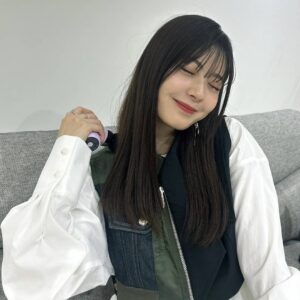 Yuna Hoshino Instagram - 撮影の休憩中や移動中、リラックスタイムにも『エクサガン ケア』を使ってケアしてます！☺️
スマホを見ていて疲れた時に肩やるとめっちゃ気持ちいい！

カラフルでかわいいから、みんなチェックしてみてねっ！
ゆなはパープルだよ〜ん！💜
今ならゆなのサイン入りエクサガン ケアが当たるキャンペーンもやってるから
この投稿にコメントと@doctorair_official をフォローを忘れずにねっ〜👀💜

#PR
#DOCTORAIR
#ドクターエア 
#エクサガンケア