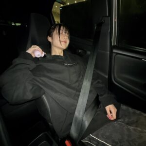 Yuna Hoshino Instagram - 撮影の休憩中や移動中、リラックスタイムにも『エクサガン ケア』を使ってケアしてます！☺️
スマホを見ていて疲れた時に肩やるとめっちゃ気持ちいい！

カラフルでかわいいから、みんなチェックしてみてねっ！
ゆなはパープルだよ〜ん！💜
今ならゆなのサイン入りエクサガン ケアが当たるキャンペーンもやってるから
この投稿にコメントと@doctorair_official をフォローを忘れずにねっ〜👀💜

#PR
#DOCTORAIR
#ドクターエア 
#エクサガンケア