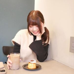 Yuna Hoshino Instagram - 今日はお仕事の空き時間にまったりとカフェに行ってきたぁ〜〜
可愛いレトロぽプリンも美味しかった(,,•﹏•,,)‪‪❤︎‬