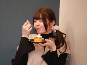 Yuna Hoshino Instagram - 今日はお仕事の空き時間にまったりとカフェに行ってきたぁ〜〜
可愛いレトロぽプリンも美味しかった(,,•﹏•,,)‪‪❤︎‬