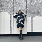Yuna Hoshino Instagram - SHEINで大量に冬用お洋服購入〜☃️ YouTubeではまた別のコーデを紹介してるのでぜひ！そちらも観てください❄️ ほんとにどれも可愛い、、、🤍🤍 クーポンコード:EBSJP011 割引率：お買い上げ金額1～5,999円まではセール価格より15%OFF、6,000円以上は20%OFFが適用ます！ 利用期限：今日〜12月末日 【1コーデ目】 商品名：Honeyspot ランダムパターン ドロップショルダー オーバーサイズ ふわふわニット セーター 商品コード：11981669 商品名：チェーンデコレーション 小銭入れ付き スクエアバッグ 商品コード：11004953 商品名：ブラック エレガント 単色 クラシック レディース ブーツ、ファッショナブル バックファスナー ブーツ シンプルなデザイン 商品コード：7033817 【2コーデ目】 商品名：SHEIN Essnce 3本入り モックネック リブニット セーター 商品コード：5920842 商品名：DAZY レースアップフロント ドロップショルダー Tシャツなし クロップカーディガン 商品コード：23868622 商品名：スクエアトゥ プラットフォーム チャンキーヒール フェイクスエード ソックスブーツ ブラック エレガント 女性向け ファッショナブル 単色 ブーツ 商品コード：11888728 商品名：Honeyspot ハイウェスト フラップポケット カーゴジーンズ 商品コード：14637580 商品名：DAZY バックルのディテール ドロップショルダー テディライン ジッパーアップ ジャケット 商品コード：21354975 【3コーデ目】 商品名：DAZY ジッパーアップ スナップボタン ドローストリング裾 フード付き パッファーコート 商品コード：18219182 商品名：DAZY フォルドプリーツ 腰ポケット ハイウェスト ショートパンツ 商品コード：10456043 商品名：DAZY 文字グラフィック カンガルーポケット ドロップショルダー ドローストリング パーカー 商品コード：22142499 商品名：1個 クラシックレター刺繍野球帽、帽子のつばを増やして顔を小さくします 商品コード：17007453 商品名：ブラック エレガント 単色 クラシック レディース ブーツ、ファッショナブル バックファスナー ブーツ シンプルなデザイン 商品コード：7033817 @shein_japan #SHEIN冬の感謝祭 #SHEINGoodFinds #SHEINforAll #loveshein #ad #saveinstyle