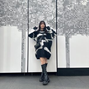 Yuna Hoshino Instagram - SHEINで大量に冬用お洋服購入〜☃️
YouTubeではまた別のコーデを紹介してるのでぜひ！そちらも観てください❄️

ほんとにどれも可愛い、、、🤍🤍

クーポンコード:EBSJP011

割引率：お買い上げ金額1～5,999円まではセール価格より15%OFF、6,000円以上は20%OFFが適用ます！
利用期限：今日〜12月末日

【1コーデ目】

商品名：Honeyspot ランダムパターン ドロップショルダー オーバーサイズ ふわふわニット セーター
商品コード：11981669

商品名：チェーンデコレーション 小銭入れ付き スクエアバッグ
商品コード：11004953

商品名：ブラック エレガント 単色 クラシック レディース ブーツ、ファッショナブル バックファスナー ブーツ シンプルなデザイン
商品コード：7033817

【2コーデ目】

商品名：SHEIN Essnce 3本入り モックネック リブニット セーター
商品コード：5920842

商品名：DAZY レースアップフロント ドロップショルダー Tシャツなし クロップカーディガン
商品コード：23868622

商品名：スクエアトゥ プラットフォーム チャンキーヒール フェイクスエード ソックスブーツ ブラック エレガント 女性向け ファッショナブル 単色 ブーツ
商品コード：11888728

商品名：Honeyspot ハイウェスト フラップポケット カーゴジーンズ
商品コード：14637580

商品名：DAZY バックルのディテール ドロップショルダー テディライン ジッパーアップ ジャケット
商品コード：21354975

【3コーデ目】

商品名：DAZY ジッパーアップ スナップボタン ドローストリング裾 フード付き パッファーコート
商品コード：18219182

商品名：DAZY フォルドプリーツ 腰ポケット ハイウェスト ショートパンツ
商品コード：10456043

商品名：DAZY 文字グラフィック カンガルーポケット ドロップショルダー ドローストリング パーカー
商品コード：22142499

商品名：1個 クラシックレター刺繍野球帽、帽子のつばを増やして顔を小さくします
商品コード：17007453

商品名：ブラック エレガント 単色 クラシック レディース ブーツ、ファッショナブル バックファスナー ブーツ シンプルなデザイン
商品コード：7033817

@shein_japan 
#SHEIN冬の感謝祭
#SHEINGoodFinds
#SHEINforAll #loveshein #ad #saveinstyle