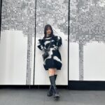 Yuna Hoshino Instagram - SHEINで大量に冬用お洋服購入〜☃️ YouTubeではまた別のコーデを紹介してるのでぜひ！そちらも観てください❄️ ほんとにどれも可愛い、、、🤍🤍 クーポンコード:EBSJP011 割引率：お買い上げ金額1～5,999円まではセール価格より15%OFF、6,000円以上は20%OFFが適用ます！ 利用期限：今日〜12月末日 【1コーデ目】 商品名：Honeyspot ランダムパターン ドロップショルダー オーバーサイズ ふわふわニット セーター 商品コード：11981669 商品名：チェーンデコレーション 小銭入れ付き スクエアバッグ 商品コード：11004953 商品名：ブラック エレガント 単色 クラシック レディース ブーツ、ファッショナブル バックファスナー ブーツ シンプルなデザイン 商品コード：7033817 【2コーデ目】 商品名：SHEIN Essnce 3本入り モックネック リブニット セーター 商品コード：5920842 商品名：DAZY レースアップフロント ドロップショルダー Tシャツなし クロップカーディガン 商品コード：23868622 商品名：スクエアトゥ プラットフォーム チャンキーヒール フェイクスエード ソックスブーツ ブラック エレガント 女性向け ファッショナブル 単色 ブーツ 商品コード：11888728 商品名：Honeyspot ハイウェスト フラップポケット カーゴジーンズ 商品コード：14637580 商品名：DAZY バックルのディテール ドロップショルダー テディライン ジッパーアップ ジャケット 商品コード：21354975 【3コーデ目】 商品名：DAZY ジッパーアップ スナップボタン ドローストリング裾 フード付き パッファーコート 商品コード：18219182 商品名：DAZY フォルドプリーツ 腰ポケット ハイウェスト ショートパンツ 商品コード：10456043 商品名：DAZY 文字グラフィック カンガルーポケット ドロップショルダー ドローストリング パーカー 商品コード：22142499 商品名：1個 クラシックレター刺繍野球帽、帽子のつばを増やして顔を小さくします 商品コード：17007453 商品名：ブラック エレガント 単色 クラシック レディース ブーツ、ファッショナブル バックファスナー ブーツ シンプルなデザイン 商品コード：7033817 @shein_japan #SHEIN冬の感謝祭 #SHEINGoodFinds #SHEINforAll #loveshein #ad #saveinstyle
