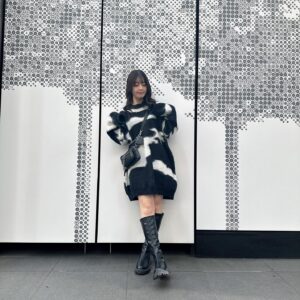 Yuna Hoshino Instagram - SHEINで大量に冬用お洋服購入〜☃️
YouTubeではまた別のコーデを紹介してるのでぜひ！そちらも観てください❄️

ほんとにどれも可愛い、、、🤍🤍

クーポンコード:EBSJP011

割引率：お買い上げ金額1～5,999円まではセール価格より15%OFF、6,000円以上は20%OFFが適用ます！
利用期限：今日〜12月末日

【1コーデ目】

商品名：Honeyspot ランダムパターン ドロップショルダー オーバーサイズ ふわふわニット セーター
商品コード：11981669

商品名：チェーンデコレーション 小銭入れ付き スクエアバッグ
商品コード：11004953

商品名：ブラック エレガント 単色 クラシック レディース ブーツ、ファッショナブル バックファスナー ブーツ シンプルなデザイン
商品コード：7033817

【2コーデ目】

商品名：SHEIN Essnce 3本入り モックネック リブニット セーター
商品コード：5920842

商品名：DAZY レースアップフロント ドロップショルダー Tシャツなし クロップカーディガン
商品コード：23868622

商品名：スクエアトゥ プラットフォーム チャンキーヒール フェイクスエード ソックスブーツ ブラック エレガント 女性向け ファッショナブル 単色 ブーツ
商品コード：11888728

商品名：Honeyspot ハイウェスト フラップポケット カーゴジーンズ
商品コード：14637580

商品名：DAZY バックルのディテール ドロップショルダー テディライン ジッパーアップ ジャケット
商品コード：21354975

【3コーデ目】

商品名：DAZY ジッパーアップ スナップボタン ドローストリング裾 フード付き パッファーコート
商品コード：18219182

商品名：DAZY フォルドプリーツ 腰ポケット ハイウェスト ショートパンツ
商品コード：10456043

商品名：DAZY 文字グラフィック カンガルーポケット ドロップショルダー ドローストリング パーカー
商品コード：22142499

商品名：1個 クラシックレター刺繍野球帽、帽子のつばを増やして顔を小さくします
商品コード：17007453

商品名：ブラック エレガント 単色 クラシック レディース ブーツ、ファッショナブル バックファスナー ブーツ シンプルなデザイン
商品コード：7033817

@shein_japan 
#SHEIN冬の感謝祭
#SHEINGoodFinds
#SHEINforAll #loveshein #ad #saveinstyle
