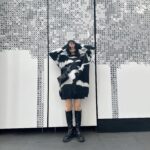 Yuna Hoshino Instagram - SHEINで大量に冬用お洋服購入〜☃️ YouTubeではまた別のコーデを紹介してるのでぜひ！そちらも観てください❄️ ほんとにどれも可愛い、、、🤍🤍 クーポンコード:EBSJP011 割引率：お買い上げ金額1～5,999円まではセール価格より15%OFF、6,000円以上は20%OFFが適用ます！ 利用期限：今日〜12月末日 【1コーデ目】 商品名：Honeyspot ランダムパターン ドロップショルダー オーバーサイズ ふわふわニット セーター 商品コード：11981669 商品名：チェーンデコレーション 小銭入れ付き スクエアバッグ 商品コード：11004953 商品名：ブラック エレガント 単色 クラシック レディース ブーツ、ファッショナブル バックファスナー ブーツ シンプルなデザイン 商品コード：7033817 【2コーデ目】 商品名：SHEIN Essnce 3本入り モックネック リブニット セーター 商品コード：5920842 商品名：DAZY レースアップフロント ドロップショルダー Tシャツなし クロップカーディガン 商品コード：23868622 商品名：スクエアトゥ プラットフォーム チャンキーヒール フェイクスエード ソックスブーツ ブラック エレガント 女性向け ファッショナブル 単色 ブーツ 商品コード：11888728 商品名：Honeyspot ハイウェスト フラップポケット カーゴジーンズ 商品コード：14637580 商品名：DAZY バックルのディテール ドロップショルダー テディライン ジッパーアップ ジャケット 商品コード：21354975 【3コーデ目】 商品名：DAZY ジッパーアップ スナップボタン ドローストリング裾 フード付き パッファーコート 商品コード：18219182 商品名：DAZY フォルドプリーツ 腰ポケット ハイウェスト ショートパンツ 商品コード：10456043 商品名：DAZY 文字グラフィック カンガルーポケット ドロップショルダー ドローストリング パーカー 商品コード：22142499 商品名：1個 クラシックレター刺繍野球帽、帽子のつばを増やして顔を小さくします 商品コード：17007453 商品名：ブラック エレガント 単色 クラシック レディース ブーツ、ファッショナブル バックファスナー ブーツ シンプルなデザイン 商品コード：7033817 @shein_japan #SHEIN冬の感謝祭 #SHEINGoodFinds #SHEINforAll #loveshein #ad #saveinstyle