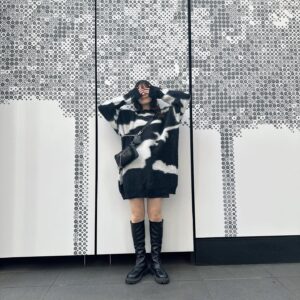Yuna Hoshino Instagram - SHEINで大量に冬用お洋服購入〜☃️
YouTubeではまた別のコーデを紹介してるのでぜひ！そちらも観てください❄️

ほんとにどれも可愛い、、、🤍🤍

クーポンコード:EBSJP011

割引率：お買い上げ金額1～5,999円まではセール価格より15%OFF、6,000円以上は20%OFFが適用ます！
利用期限：今日〜12月末日

【1コーデ目】

商品名：Honeyspot ランダムパターン ドロップショルダー オーバーサイズ ふわふわニット セーター
商品コード：11981669

商品名：チェーンデコレーション 小銭入れ付き スクエアバッグ
商品コード：11004953

商品名：ブラック エレガント 単色 クラシック レディース ブーツ、ファッショナブル バックファスナー ブーツ シンプルなデザイン
商品コード：7033817

【2コーデ目】

商品名：SHEIN Essnce 3本入り モックネック リブニット セーター
商品コード：5920842

商品名：DAZY レースアップフロント ドロップショルダー Tシャツなし クロップカーディガン
商品コード：23868622

商品名：スクエアトゥ プラットフォーム チャンキーヒール フェイクスエード ソックスブーツ ブラック エレガント 女性向け ファッショナブル 単色 ブーツ
商品コード：11888728

商品名：Honeyspot ハイウェスト フラップポケット カーゴジーンズ
商品コード：14637580

商品名：DAZY バックルのディテール ドロップショルダー テディライン ジッパーアップ ジャケット
商品コード：21354975

【3コーデ目】

商品名：DAZY ジッパーアップ スナップボタン ドローストリング裾 フード付き パッファーコート
商品コード：18219182

商品名：DAZY フォルドプリーツ 腰ポケット ハイウェスト ショートパンツ
商品コード：10456043

商品名：DAZY 文字グラフィック カンガルーポケット ドロップショルダー ドローストリング パーカー
商品コード：22142499

商品名：1個 クラシックレター刺繍野球帽、帽子のつばを増やして顔を小さくします
商品コード：17007453

商品名：ブラック エレガント 単色 クラシック レディース ブーツ、ファッショナブル バックファスナー ブーツ シンプルなデザイン
商品コード：7033817

@shein_japan 
#SHEIN冬の感謝祭
#SHEINGoodFinds
#SHEINforAll #loveshein #ad #saveinstyle