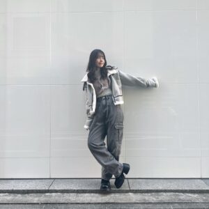 Yuna Hoshino Instagram - SHEINで大量に冬用お洋服購入〜☃️
YouTubeではまた別のコーデを紹介してるのでぜひ！そちらも観てください❄️

ほんとにどれも可愛い、、、🤍🤍

クーポンコード:EBSJP011

割引率：お買い上げ金額1～5,999円まではセール価格より15%OFF、6,000円以上は20%OFFが適用ます！
利用期限：今日〜12月末日

【1コーデ目】

商品名：Honeyspot ランダムパターン ドロップショルダー オーバーサイズ ふわふわニット セーター
商品コード：11981669

商品名：チェーンデコレーション 小銭入れ付き スクエアバッグ
商品コード：11004953

商品名：ブラック エレガント 単色 クラシック レディース ブーツ、ファッショナブル バックファスナー ブーツ シンプルなデザイン
商品コード：7033817

【2コーデ目】

商品名：SHEIN Essnce 3本入り モックネック リブニット セーター
商品コード：5920842

商品名：DAZY レースアップフロント ドロップショルダー Tシャツなし クロップカーディガン
商品コード：23868622

商品名：スクエアトゥ プラットフォーム チャンキーヒール フェイクスエード ソックスブーツ ブラック エレガント 女性向け ファッショナブル 単色 ブーツ
商品コード：11888728

商品名：Honeyspot ハイウェスト フラップポケット カーゴジーンズ
商品コード：14637580

商品名：DAZY バックルのディテール ドロップショルダー テディライン ジッパーアップ ジャケット
商品コード：21354975

【3コーデ目】

商品名：DAZY ジッパーアップ スナップボタン ドローストリング裾 フード付き パッファーコート
商品コード：18219182

商品名：DAZY フォルドプリーツ 腰ポケット ハイウェスト ショートパンツ
商品コード：10456043

商品名：DAZY 文字グラフィック カンガルーポケット ドロップショルダー ドローストリング パーカー
商品コード：22142499

商品名：1個 クラシックレター刺繍野球帽、帽子のつばを増やして顔を小さくします
商品コード：17007453

商品名：ブラック エレガント 単色 クラシック レディース ブーツ、ファッショナブル バックファスナー ブーツ シンプルなデザイン
商品コード：7033817

@shein_japan 
#SHEIN冬の感謝祭
#SHEINGoodFinds
#SHEINforAll #loveshein #ad #saveinstyle