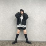Yuna Hoshino Instagram - SHEINで大量に冬用お洋服購入〜☃️ YouTubeではまた別のコーデを紹介してるのでぜひ！そちらも観てください❄️ ほんとにどれも可愛い、、、🤍🤍 クーポンコード:EBSJP011 割引率：お買い上げ金額1～5,999円まではセール価格より15%OFF、6,000円以上は20%OFFが適用ます！ 利用期限：今日〜12月末日 【1コーデ目】 商品名：Honeyspot ランダムパターン ドロップショルダー オーバーサイズ ふわふわニット セーター 商品コード：11981669 商品名：チェーンデコレーション 小銭入れ付き スクエアバッグ 商品コード：11004953 商品名：ブラック エレガント 単色 クラシック レディース ブーツ、ファッショナブル バックファスナー ブーツ シンプルなデザイン 商品コード：7033817 【2コーデ目】 商品名：SHEIN Essnce 3本入り モックネック リブニット セーター 商品コード：5920842 商品名：DAZY レースアップフロント ドロップショルダー Tシャツなし クロップカーディガン 商品コード：23868622 商品名：スクエアトゥ プラットフォーム チャンキーヒール フェイクスエード ソックスブーツ ブラック エレガント 女性向け ファッショナブル 単色 ブーツ 商品コード：11888728 商品名：Honeyspot ハイウェスト フラップポケット カーゴジーンズ 商品コード：14637580 商品名：DAZY バックルのディテール ドロップショルダー テディライン ジッパーアップ ジャケット 商品コード：21354975 【3コーデ目】 商品名：DAZY ジッパーアップ スナップボタン ドローストリング裾 フード付き パッファーコート 商品コード：18219182 商品名：DAZY フォルドプリーツ 腰ポケット ハイウェスト ショートパンツ 商品コード：10456043 商品名：DAZY 文字グラフィック カンガルーポケット ドロップショルダー ドローストリング パーカー 商品コード：22142499 商品名：1個 クラシックレター刺繍野球帽、帽子のつばを増やして顔を小さくします 商品コード：17007453 商品名：ブラック エレガント 単色 クラシック レディース ブーツ、ファッショナブル バックファスナー ブーツ シンプルなデザイン 商品コード：7033817 @shein_japan #SHEIN冬の感謝祭 #SHEINGoodFinds #SHEINforAll #loveshein #ad #saveinstyle