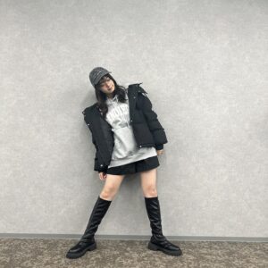 Yuna Hoshino Instagram - SHEINで大量に冬用お洋服購入〜☃️
YouTubeではまた別のコーデを紹介してるのでぜひ！そちらも観てください❄️

ほんとにどれも可愛い、、、🤍🤍

クーポンコード:EBSJP011

割引率：お買い上げ金額1～5,999円まではセール価格より15%OFF、6,000円以上は20%OFFが適用ます！
利用期限：今日〜12月末日

【1コーデ目】

商品名：Honeyspot ランダムパターン ドロップショルダー オーバーサイズ ふわふわニット セーター
商品コード：11981669

商品名：チェーンデコレーション 小銭入れ付き スクエアバッグ
商品コード：11004953

商品名：ブラック エレガント 単色 クラシック レディース ブーツ、ファッショナブル バックファスナー ブーツ シンプルなデザイン
商品コード：7033817

【2コーデ目】

商品名：SHEIN Essnce 3本入り モックネック リブニット セーター
商品コード：5920842

商品名：DAZY レースアップフロント ドロップショルダー Tシャツなし クロップカーディガン
商品コード：23868622

商品名：スクエアトゥ プラットフォーム チャンキーヒール フェイクスエード ソックスブーツ ブラック エレガント 女性向け ファッショナブル 単色 ブーツ
商品コード：11888728

商品名：Honeyspot ハイウェスト フラップポケット カーゴジーンズ
商品コード：14637580

商品名：DAZY バックルのディテール ドロップショルダー テディライン ジッパーアップ ジャケット
商品コード：21354975

【3コーデ目】

商品名：DAZY ジッパーアップ スナップボタン ドローストリング裾 フード付き パッファーコート
商品コード：18219182

商品名：DAZY フォルドプリーツ 腰ポケット ハイウェスト ショートパンツ
商品コード：10456043

商品名：DAZY 文字グラフィック カンガルーポケット ドロップショルダー ドローストリング パーカー
商品コード：22142499

商品名：1個 クラシックレター刺繍野球帽、帽子のつばを増やして顔を小さくします
商品コード：17007453

商品名：ブラック エレガント 単色 クラシック レディース ブーツ、ファッショナブル バックファスナー ブーツ シンプルなデザイン
商品コード：7033817

@shein_japan 
#SHEIN冬の感謝祭
#SHEINGoodFinds
#SHEINforAll #loveshein #ad #saveinstyle