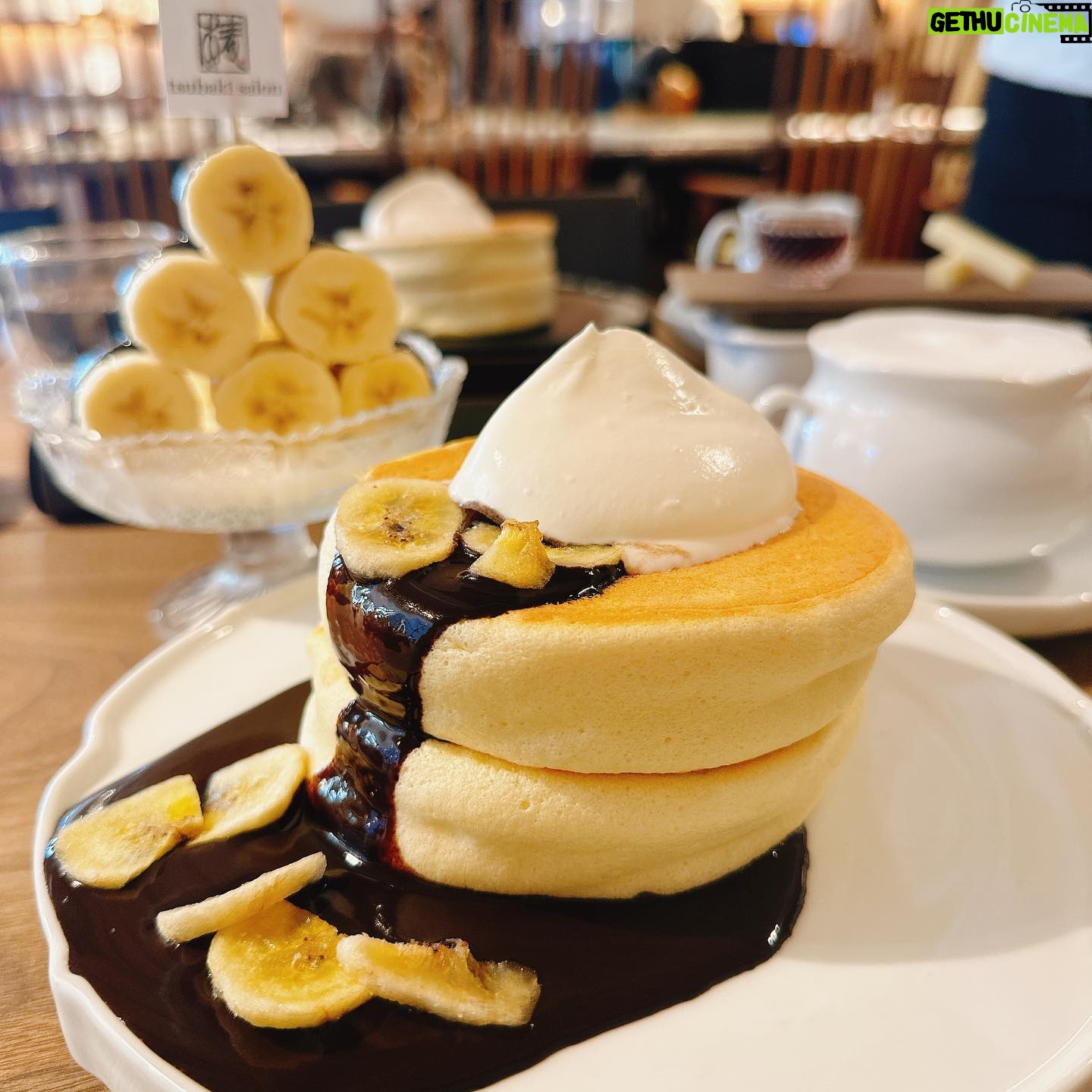 Yuna Hoshino Instagram - ばえめし編集部おすすめの椿サロンさんのパンケーキを食べに行ってきました〜🤍 すごい美味しかった! 😍 😍 見た目も可愛いくてまさにばえめし!! 北海道パンケーキらしくて、 北海道出身の私からしたら最高すぎるお店でした🤍 ゆなが食べたパンケーキは数量限定のパンケーキらしいのでぜひ行く際は時間とか狙ってみてね〜! お店もオシャレなのにゆっくりできる落ち着く空間なので、友達とゆっくりお話したい時やデートにもオススメです🤍 ばえめしは全国の美味しくて映えるグルメ情報を厳選して紹介しています。見るのも楽しいけどみんなも #ばえめし をつけて投稿すれば編集部員の仲間入りですっっ✨✨ ゆなは、ばえめしアンバサダーとしてこれからもばえめしを応援します。 みんなも、フォローして応援してね! @baemeshi_official #PR #銀座スイーツ #限定メニュー #銀座ばえめし #椿サロン