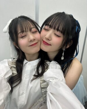 Yuna Hoshino Instagram - #ももいろ歌合戦 の時の
大好きな愛理お姉ちゃんとの写真〜！！！！🩷🩷🩷🩷
衣装もふわふわで髪の毛も似てるね〜って言って撮った写真☺️

 #鹿森姉妹永久不滅です！🔥