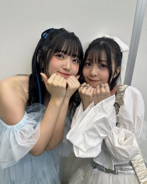 Yuna Hoshino Instagram - #ももいろ歌合戦 の時の
大好きな愛理お姉ちゃんとの写真〜！！！！🩷🩷🩷🩷
衣装もふわふわで髪の毛も似てるね〜って言って撮った写真☺️

 #鹿森姉妹永久不滅です！🔥