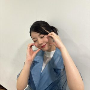 Yuna Hoshino Instagram - 昨日放送された『ハイティーン･バイブル #10』は観てくださりましたでしょうか？🙄
ABEMATVで観れますのでお時間ある方はぜひ…♥
@highteenbible_official 

私の4thシングル『恋愛偏差値45』もテーマソングになっています！！リリース前に聴けるチャンスですよぉ〜🫣🩷
ぜひぜひ！！
･
･
ハイティーンバイブル衣装
stylist @kon_543 さん♥
お靴がワンワンでとても可愛かったのです…ꕤ︎︎·͜·