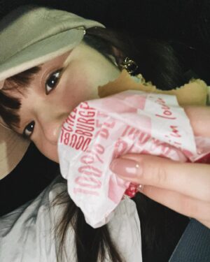 Yuna Taira Instagram - 🍔🫒💔❤️‍🔥