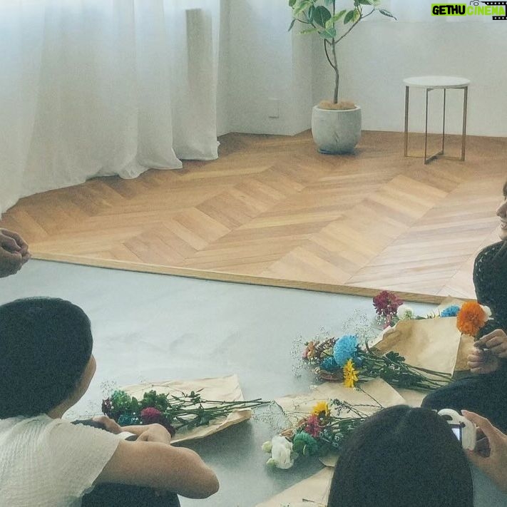 Yuna Taira Instagram - 💐🩷💚 平祐奈カレンダー2024🤝お渡し会 チケット販売🎟️ 本日(12月20日)23:59までです‼︎⏳ 12月24日(日) @新宿ブックファースト 16:30~ラフに遊びにきてね☺︎✌︎ いっぱいサイン書いたよー✍️タノシミ #チケット詳細はストーリーに貼ったゾ #今回は写真集並みのカレンダーが出来たゾ #こだわりが詰まった可憐なカレンダーだゾ #12月21日の凸凹ラジオで話してるゾ #🐘🐘🐘