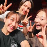 Yuna Taira Instagram - 🚪🐟🪓☎️ 遅ればせながら舞台『NOISES OFF』全35公演 無事に”何事もなく”大千穐楽を迎えることが出来ました㊗️ 愛に溢れた素敵すぎるカンパニーの一員になれて 毎日幸せの心の扉が開けっぱなしでした🥰ﾄﾎﾎ 何が起こってもすぐに対応してくださる素晴らしいスタッフさん達のおかげで安心して全力でドタバタして、お客さんの熱いエネルギーのおかげで最後までみんな怪我なく駆け抜ける事が出来ました！🏃‍♀️ ほんっとううにありがとうございました！！！ 舞台って楽しい！！最高！！ありがとう！！ ホッとしたのか終わってから私は当分ダウンしてました… みんなは大丈夫ですか？ 年末の疲れも出ちゃう頃だと思うので どうかお大事になさってください😷 今日から復活だよー🕺 あとでインスタライブしよっかなぁ #NOISESOFF #ありがとうでいっぱい #森さんが演劇の楽しさを教えてくれてる #奇跡の人 #からまたすぐご一緒できるなんて #2023年も最高じゃ