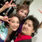 Yuna Taira Instagram - 🚪🐟🪓☎️ 遅ればせながら舞台『NOISES OFF』全35公演 無事に”何事もなく”大千穐楽を迎えることが出来ました㊗️ 愛に溢れた素敵すぎるカンパニーの一員になれて 毎日幸せの心の扉が開けっぱなしでした🥰ﾄﾎﾎ 何が起こってもすぐに対応してくださる素晴らしいスタッフさん達のおかげで安心して全力でドタバタして、お客さんの熱いエネルギーのおかげで最後までみんな怪我なく駆け抜ける事が出来ました！🏃‍♀️ ほんっとううにありがとうございました！！！ 舞台って楽しい！！最高！！ありがとう！！ ホッとしたのか終わってから私は当分ダウンしてました… みんなは大丈夫ですか？ 年末の疲れも出ちゃう頃だと思うので どうかお大事になさってください😷 今日から復活だよー🕺 あとでインスタライブしよっかなぁ #NOISESOFF #ありがとうでいっぱい #森さんが演劇の楽しさを教えてくれてる #奇跡の人 #からまたすぐご一緒できるなんて #2023年も最高じゃ