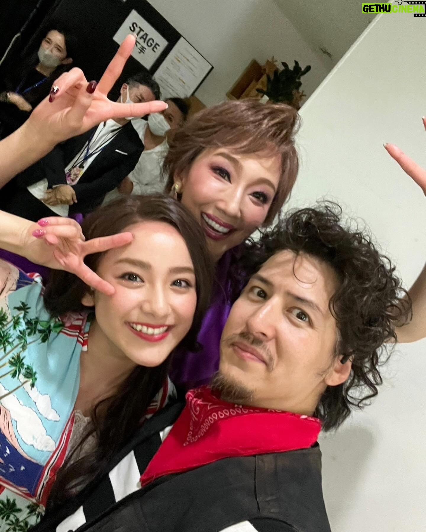 Yuna Taira Instagram - 🚪🐟🪓☎️ 遅ればせながら舞台『NOISES OFF』全35公演 無事に”何事もなく”大千穐楽を迎えることが出来ました㊗️ 愛に溢れた素敵すぎるカンパニーの一員になれて 毎日幸せの心の扉が開けっぱなしでした🥰トホホ 何が起こってもすぐに対応してくださる素晴らしいスタッフさん達のおかげで安心して全力でドタバタして、お客さんの熱いエネルギーのおかげで最後までみんな怪我なく駆け抜ける事が出来ました!🏃♀️ ほんっとううにありがとうございました!!! 舞台って楽しい!!最高!!ありがとう!! ホッとしたのか終わってから私は当分ダウンしてました… みんなは大丈夫ですか? 年末の疲れも出ちゃう頃だと思うので どうかお大事になさってください😷 今日から復活だよー🕺 あとでインスタライブしよっかなぁ #NOISESOFF #ありがとうでいっぱい #森さんが演劇の楽しさを教えてくれてる #奇跡の人 #からまたすぐご一緒できるなんて #2023年も最高じゃ