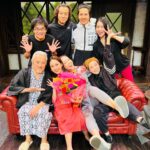 Yuna Taira Instagram - 🚪🐟🪓☎️ 遅ればせながら舞台『NOISES OFF』全35公演 無事に”何事もなく”大千穐楽を迎えることが出来ました㊗️ 愛に溢れた素敵すぎるカンパニーの一員になれて 毎日幸せの心の扉が開けっぱなしでした🥰ﾄﾎﾎ 何が起こってもすぐに対応してくださる素晴らしいスタッフさん達のおかげで安心して全力でドタバタして、お客さんの熱いエネルギーのおかげで最後までみんな怪我なく駆け抜ける事が出来ました！🏃‍♀️ ほんっとううにありがとうございました！！！ 舞台って楽しい！！最高！！ありがとう！！ ホッとしたのか終わってから私は当分ダウンしてました… みんなは大丈夫ですか？ 年末の疲れも出ちゃう頃だと思うので どうかお大事になさってください😷 今日から復活だよー🕺 あとでインスタライブしよっかなぁ #NOISESOFF #ありがとうでいっぱい #森さんが演劇の楽しさを教えてくれてる #奇跡の人 #からまたすぐご一緒できるなんて #2023年も最高じゃ