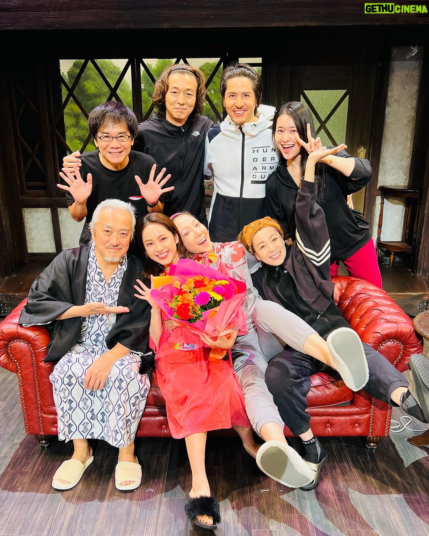 Yuna Taira Instagram - 🚪🐟🪓☎️ 遅ればせながら舞台『NOISES OFF』全35公演 無事に”何事もなく”大千穐楽を迎えることが出来ました㊗️ 愛に溢れた素敵すぎるカンパニーの一員になれて 毎日幸せの心の扉が開けっぱなしでした🥰トホホ 何が起こってもすぐに対応してくださる素晴らしいスタッフさん達のおかげで安心して全力でドタバタして、お客さんの熱いエネルギーのおかげで最後までみんな怪我なく駆け抜ける事が出来ました!🏃♀️ ほんっとううにありがとうございました!!! 舞台って楽しい!!最高!!ありがとう!! ホッとしたのか終わってから私は当分ダウンしてました… みんなは大丈夫ですか? 年末の疲れも出ちゃう頃だと思うので どうかお大事になさってください😷 今日から復活だよー🕺 あとでインスタライブしよっかなぁ #NOISESOFF #ありがとうでいっぱい #森さんが演劇の楽しさを教えてくれてる #奇跡の人 #からまたすぐご一緒できるなんて #2023年も最高じゃ