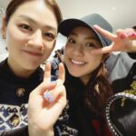 Yuna Taira Instagram - 🚪🐟🪓☎️ 遅ればせながら舞台『NOISES OFF』全35公演 無事に”何事もなく”大千穐楽を迎えることが出来ました㊗️ 愛に溢れた素敵すぎるカンパニーの一員になれて 毎日幸せの心の扉が開けっぱなしでした🥰ﾄﾎﾎ 何が起こってもすぐに対応してくださる素晴らしいスタッフさん達のおかげで安心して全力でドタバタして、お客さんの熱いエネルギーのおかげで最後までみんな怪我なく駆け抜ける事が出来ました！🏃‍♀️ ほんっとううにありがとうございました！！！ 舞台って楽しい！！最高！！ありがとう！！ ホッとしたのか終わってから私は当分ダウンしてました… みんなは大丈夫ですか？ 年末の疲れも出ちゃう頃だと思うので どうかお大事になさってください😷 今日から復活だよー🕺 あとでインスタライブしよっかなぁ #NOISESOFF #ありがとうでいっぱい #森さんが演劇の楽しさを教えてくれてる #奇跡の人 #からまたすぐご一緒できるなんて #2023年も最高じゃ