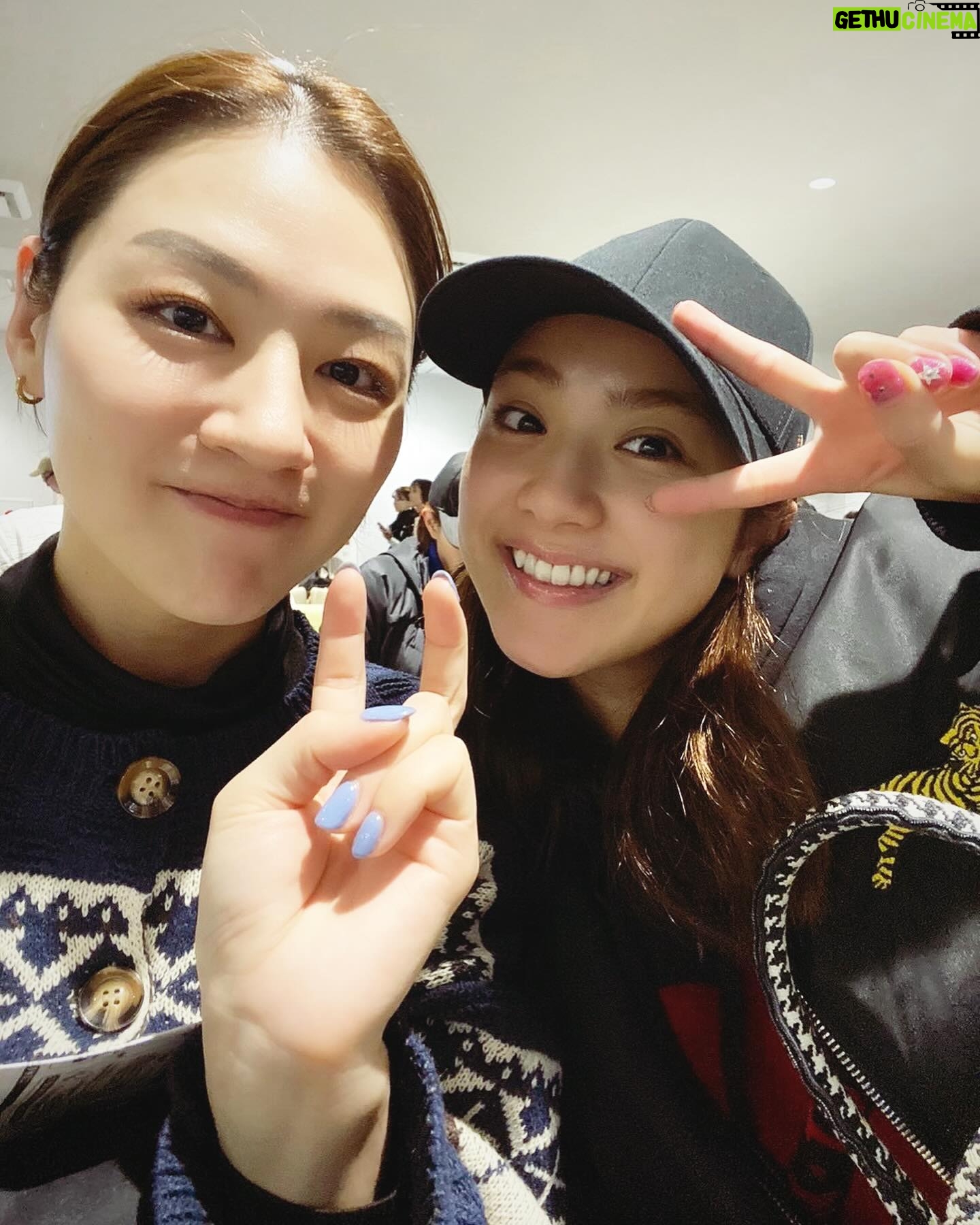 Yuna Taira Instagram - 🚪🐟🪓☎️ 遅ればせながら舞台『NOISES OFF』全35公演 無事に”何事もなく”大千穐楽を迎えることが出来ました㊗️ 愛に溢れた素敵すぎるカンパニーの一員になれて 毎日幸せの心の扉が開けっぱなしでした🥰トホホ 何が起こってもすぐに対応してくださる素晴らしいスタッフさん達のおかげで安心して全力でドタバタして、お客さんの熱いエネルギーのおかげで最後までみんな怪我なく駆け抜ける事が出来ました!🏃♀️ ほんっとううにありがとうございました!!! 舞台って楽しい!!最高!!ありがとう!! ホッとしたのか終わってから私は当分ダウンしてました… みんなは大丈夫ですか? 年末の疲れも出ちゃう頃だと思うので どうかお大事になさってください😷 今日から復活だよー🕺 あとでインスタライブしよっかなぁ #NOISESOFF #ありがとうでいっぱい #森さんが演劇の楽しさを教えてくれてる #奇跡の人 #からまたすぐご一緒できるなんて #2023年も最高じゃ