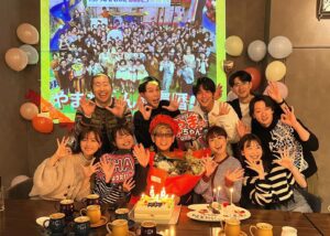 Yuna Taira Instagram - 🔴🔴👹
2年越しでやまちゃんの還暦を
お祝いできましたー！！！
イワーイさんの結婚も✨

嬉しい再会だったなー♡
次は鉄拳さんの還暦かな🥂

今夜11時からはbayfmで集合ちゅ！
先週に引き続きお付き合いください☺︎

Special thanks @argos.cafe_wabal 
#おはスタ
#おはガールちゅちゅちゅ 
#平祐奈の凸凹ラジオ