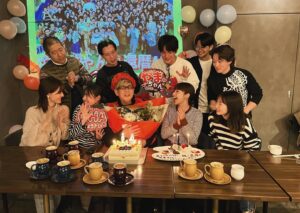 Yuna Taira Instagram - 🔴🔴👹
2年越しでやまちゃんの還暦を
お祝いできましたー！！！
イワーイさんの結婚も✨

嬉しい再会だったなー♡
次は鉄拳さんの還暦かな🥂

今夜11時からはbayfmで集合ちゅ！
先週に引き続きお付き合いください☺︎

Special thanks @argos.cafe_wabal 
#おはスタ
#おはガールちゅちゅちゅ 
#平祐奈の凸凹ラジオ