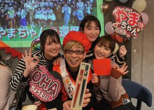 Yuna Taira Instagram - 🔴🔴👹
2年越しでやまちゃんの還暦を
お祝いできましたー！！！
イワーイさんの結婚も✨

嬉しい再会だったなー♡
次は鉄拳さんの還暦かな🥂

今夜11時からはbayfmで集合ちゅ！
先週に引き続きお付き合いください☺︎

Special thanks @argos.cafe_wabal 
#おはスタ
#おはガールちゅちゅちゅ 
#平祐奈の凸凹ラジオ