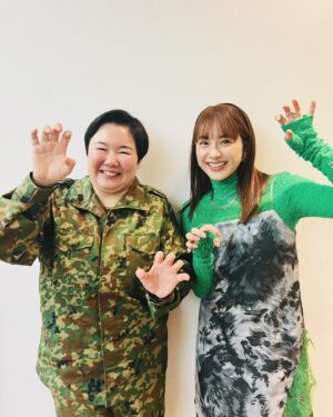 Yuna Taira Instagram - 💚🩷💜
#上田と女が吠える夜 
ありがとうございました☺︎

同い年のやす子さんと🐯