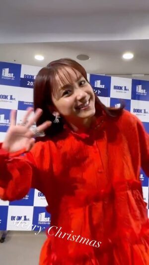 Yuna Taira Instagram - カレンダーお渡し会♡

今日は沢山の方とお話できて
とーーっても幸せなクリスマス
プレゼントを頂いた気分です

みんなのお陰で私は今日もここに
立ててるんだなぁと思いながら…
お顔が見えると最高の笑顔を向けてくれて
ありがとう〜って言ってくれて
私の方がとんでもないくらい
ありがとう！！の気持ちでいっぱいです😭

会えなくてもコメントやメッセージを
下さってたり何かしらの形で繋がれてる
事本当に嬉しく思います。

満足のいく作品ができて
気持ちサイズのカレンダーは
持って帰るのも大変だよね…
でも受け取ってもらえて
みんなの背中が愛おしかった

良いお年を〜また来年！と言葉を交わせると
来年も頑張ろう！と更に気が引き締まります。

活力をありがとう！！
みんなに笑顔でいて貰えるように
祐奈2024年も頑張る！！

全国各地から来て下さって
本当に時間もお金も費やしてくれて
ありがとうございます。

初めましての方や嬉しい再会もあって
本当に嬉しかったなぁ〜。

寒い中並んでくださって体が冷えてると
思うのでお風呂で温まってね♡

今年もたくさんの応援をありがとう
ございました🙇‍♀️🙇‍♀️

私もみんなの事応援してます！！！
また来年っ！！🤝

#長くなっちゃった
#愛爆発
#メリークリスマス
#YunaFamily