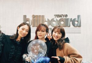 Yuna Taira Instagram - ❤️❤️❤️
HAPPY BIRTHDAY 相川さん✨
今年のLIVEも最強で最高の女神様降臨でした！
ファンの皆さんとの一体感がとっても素敵で
楽しすぎましたっ！！！🔥

相川さんが愛してやまない
Coca-Colaで英子さんと乾杯🥂
#0216