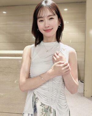 Yuri Nakamura Instagram - #鬼平犯科帳血闘 
東京初日舞台挨拶
最後の写真お眠りに。笑

outfit @murralofficial 
jewelries @tasaki_intl

ありがとうございました♡