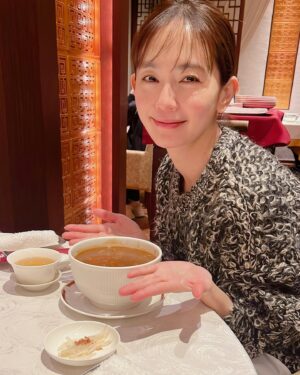 Yuri Nakamura Instagram - お誕生日でした。
１０代からのお友達と♡

こんなに大切な人達に大切にしてもらえて、感謝の気持ちが溢れてくるお誕生日です🥹
メッセージくださった方々、プレゼント送ってくださった方々、本当にありがとうございます🥹

まだ情報解禁前で載せきれていないのもありますが、愛に溢れる方々に囲まれて、本当に本当に幸せ🥹皆さんありがとうございます🥹

嬉しくて困る〜🥹🥹🥹