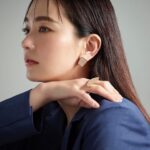 Yuri Nakamura Instagram - このたび、秋に新刊が発売される、『肌がきれいになる石鹸オフメイク』のモデルを務めさせていただきました✨ 素晴らしいスタッフさん達の元でまた新しい自分を知ることが出来ました！ そして、肌が弱く不安定な私も石鹸オフメイクを取り入れる喜びを知れて本当に良かったです✨ 最高に素敵な本になると思いますので皆さんどうかお楽しみに！ #Repost @sekken_official with @get_repost ・・・ 今作に新たに参加してくれたのは、 今シーズン2本のドラマに出演する 人気女優の #中村ゆり さん！ 今まで見たことのないような表情と 素敵な人柄が投影された美しさで、 撮影を盛り上げてくれました。 写真を早くお見せしたい。。 ページをめくる楽しみがまた増えそうです📚. . 中村さんからのコメントです！ 「クレンジング不要のミネラルコスメは、 20代の頃に試したことがありました。 今回の撮影で使用し、 当時と比べてコスメの色も質感もつけ心地も、 飛躍的にアップしているのに驚きました！　早速プライベートでも取り入れています。 雑誌でビューティモデルを務めさせていただいていますが、 この本に参加させていただいたことでまた新たな自分の顔やメイクの方法を知ることができ、 とても幸せです」 photo/Yuya Shimahara hm/Tomoko Okada sty/Mari Tsujimura d/Mari Otsuka _ #編集 #肌がきれいになる石けんオフメイク #2020年秋新刊決定 #クレンジングをやめたら肌がきれいになった #石けんオフメイク #石けんオフメイク研究会 #文藝春秋 #美容本 #メイク本 #石けんオフメイクシリーズ #石けん #安達祐実 #中村ゆり