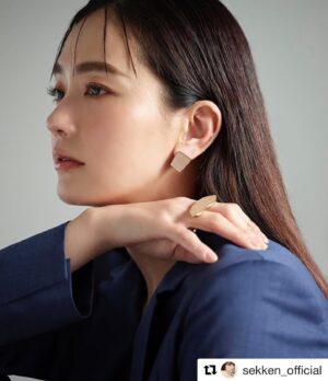 Yuri Nakamura Instagram - このたび、秋に新刊が発売される、『肌がきれいになる石鹸オフメイク』のモデルを務めさせていただきました✨
素晴らしいスタッフさん達の元でまた新しい自分を知ることが出来ました！
そして、肌が弱く不安定な私も石鹸オフメイクを取り入れる喜びを知れて本当に良かったです✨
最高に素敵な本になると思いますので皆さんどうかお楽しみに！

#Repost @sekken_official with @get_repost
・・・
今作に新たに参加してくれたのは、
今シーズン2本のドラマに出演する
人気女優の #中村ゆり さん！

今まで見たことのないような表情と
素敵な人柄が投影された美しさで、
撮影を盛り上げてくれました。
写真を早くお見せしたい。。
ページをめくる楽しみがまた増えそうです📚.
.
中村さんからのコメントです！

「クレンジング不要のミネラルコスメは、 20代の頃に試したことがありました。 今回の撮影で使用し、 当時と比べてコスメの色も質感もつけ心地も、 飛躍的にアップしているのに驚きました！　早速プライベートでも取り入れています。 雑誌でビューティモデルを務めさせていただいていますが、 この本に参加させていただいたことでまた新たな自分の顔やメイクの方法を知ることができ、 とても幸せです」

photo/Yuya Shimahara
hm/Tomoko Okada
sty/Mari Tsujimura
d/Mari Otsuka
_
#編集 #肌がきれいになる石けんオフメイク #2020年秋新刊決定 #クレンジングをやめたら肌がきれいになった #石けんオフメイク #石けんオフメイク研究会  #文藝春秋 #美容本 #メイク本 #石けんオフメイクシリーズ #石けん #安達祐実 #中村ゆり