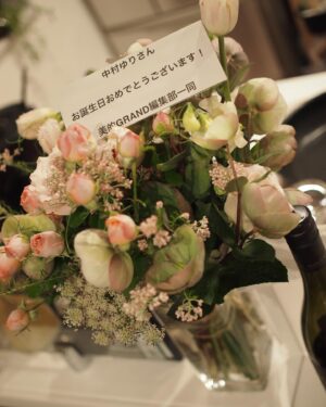 Yuri Nakamura Instagram - お誕生日でした。
１０代からのお友達と♡

こんなに大切な人達に大切にしてもらえて、感謝の気持ちが溢れてくるお誕生日です🥹
メッセージくださった方々、プレゼント送ってくださった方々、本当にありがとうございます🥹

まだ情報解禁前で載せきれていないのもありますが、愛に溢れる方々に囲まれて、本当に本当に幸せ🥹皆さんありがとうございます🥹

嬉しくて困る〜🥹🥹🥹