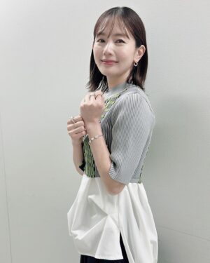Yuri Nakamura Instagram - 日曜日の初耳学のお衣装👗

outfit @un3d_official 
accessories @eney_jewelry

そして明日はいよいよ鬼平犯科帳・血闘、公開初日です！
東京、大阪と参ります！
会いに来てくださると嬉しいです☺️

明日の１１時５０分放送フジテレビ、ぽかぽかに松本幸四郎さんと生出演します。
そちらもよろしくお願いします(^^)