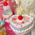 Yuri Tsunematsu Instagram - 🧁🍒 家にあったハート型のアクセサリーケース。 これをケーキっぽくしたら可愛いだろうなぁとずっと思ってて、やっと作れた💕 百均の紙粘土のホイップクリームを使って作ったよ🍰 お部屋がまた可愛くなった🥰 #yuritunes #claycake #クレイケーキ