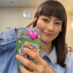 Yuri Tsunematsu Instagram - ハザカイキ全公演完走しました。 橋本香を演じる事ができて本当に良かったです。楽しかったです！！！ 約15分間（私の台詞部分だと13ページ分）、1人で客席に向かって喋り続ける芝居に今後出会う機会はなかなか無いと思います。とても貴重な体験でした。日々、お客さんの雰囲気で変わってく芝居。普通のお芝居は相手役の俳優と対峙して、お互いに感情を共有して、与え与えられを繰り返しながらするけど、今回はお客さんvs私だったから特殊な環境にいた気がします。 毎日、匿名で様々な人が意見を発するSNSについて考えていました。 SNSの嫌な部分を調べて、嫌なポストをわざと探して気持ちを作って、怒ったり、悲しくなったり、めんどくさくなったり、また怒ったり、を繰り返していました。 とにかくめんどくさい！すべてだるい！この世の中！！！ でも里美のセリフであったように、一人でも気持ちを共有できる人がいたらこの世界で生きる救いになるなぁと思いました。自分の周りから優しい世界にしていきたいです。 私にとっては確実に端境期になった舞台「#ハザカイキ 」 今後も沢山の面白い作品に出会ってお芝居をしていきたいです。 キャストの皆様、スタッフの皆様、エキストラの皆様。最後まで支えて下さりありがとうございました。また皆さんとじっくりお芝居出来る環境に出会えますように。 ひとまずゆっくりします🛌 ありがとうございました！！！ * * * 先程発表されましたが、5月26日19:00〜Hulu（レンタル/購入）にて本作の独占配信が決定致しました👏 今回公演を見に来られなかった方も、もう一度見たい方も是非チェックしてみて下さい☺️ #恒松祐里